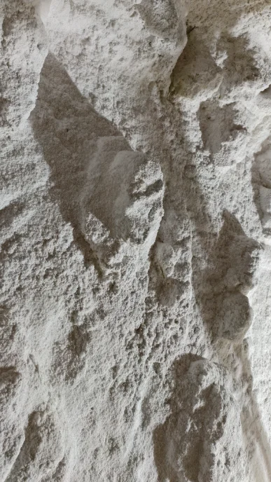 acabado-profesional-cueva-haloterapia Detalle de acabado profesional en pared de cueva de sal para centro de haloterapia.