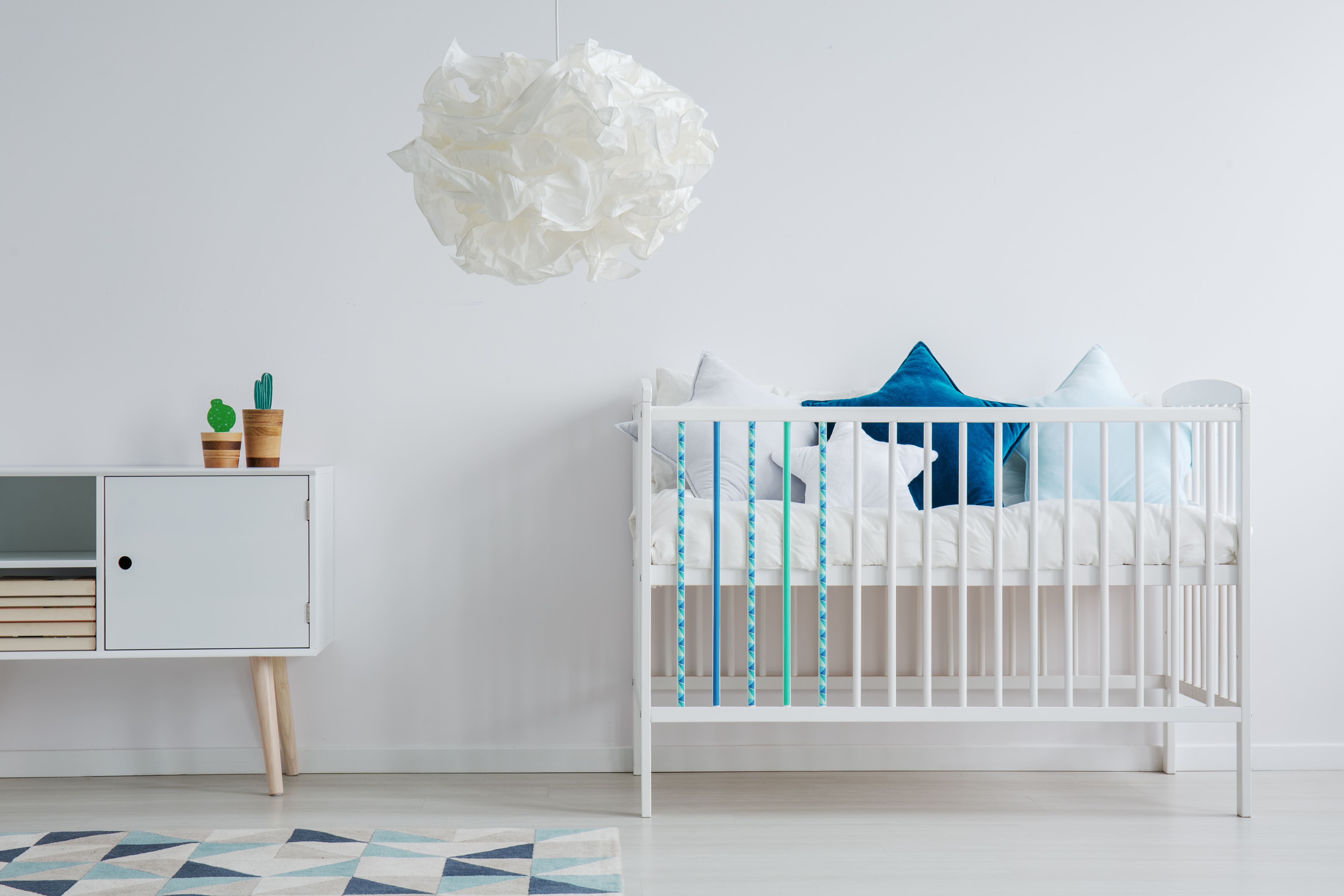 bonita habitacion de bebe en tonos blancos