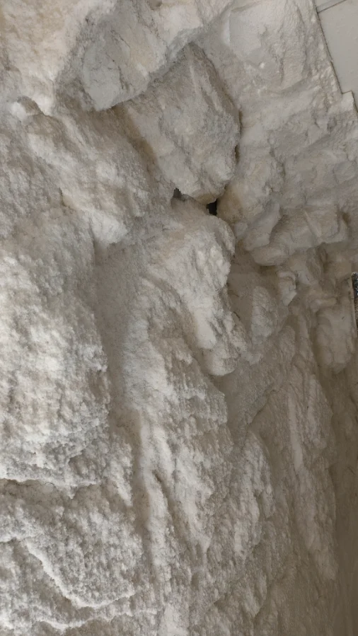 cueva-de-sal-haloterapia-tematizada Detalle de relieve artesanal en cueva de sal tematizada para centro de haloterapia.