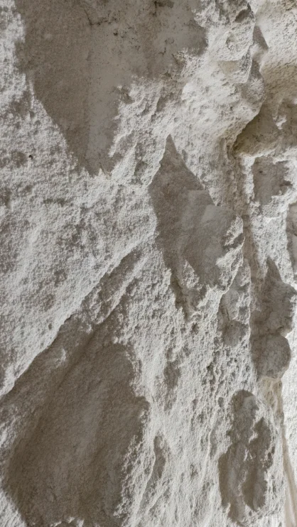 cuevas-de-sal-con-relieves Textura detallada de pared en cueva de sal con relieves esculpidos artesanalmente para haloterapia.