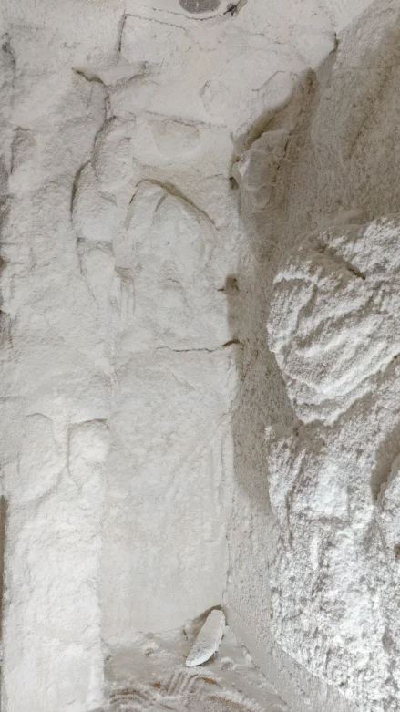 diseno-interior-cueva-de-sal-natural Detalle de diseño interior en cueva de sal con formas orgánicas esculpidas para haloterapia.