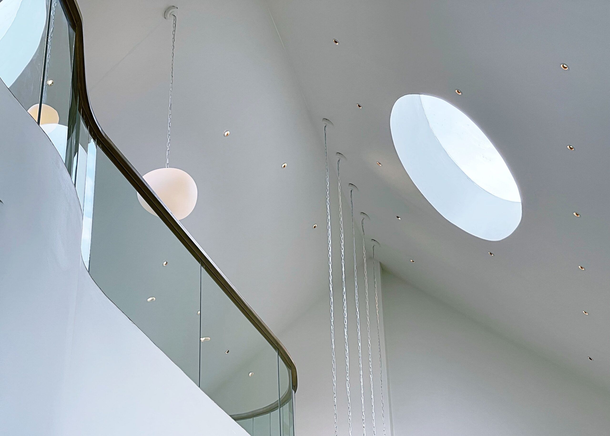diseño moderno de un techo alto con leds