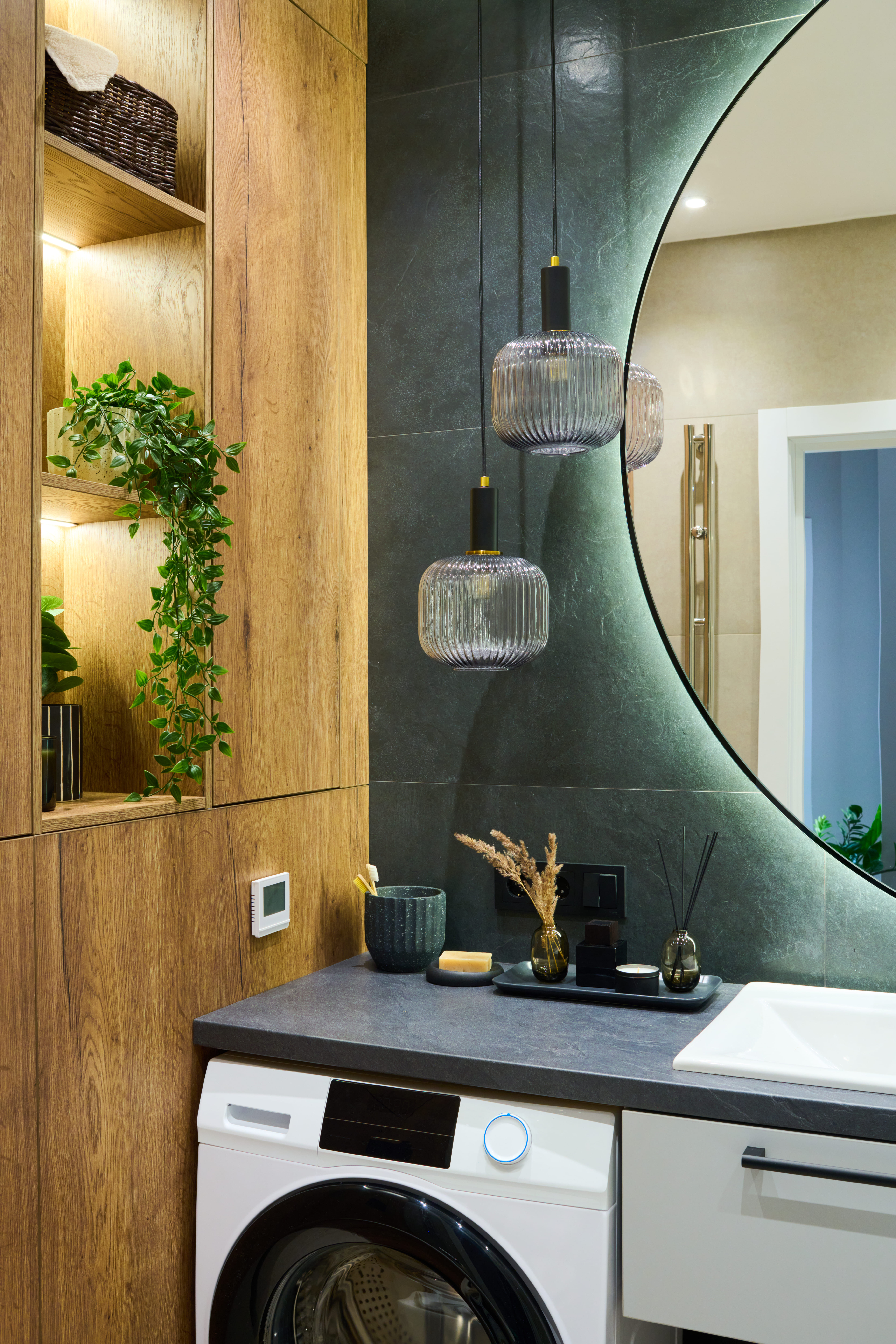 diseño moderno de un techo alto con leds esquina de un baño con detalles de iluminación integrada