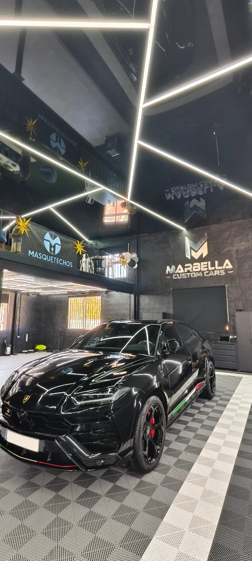 fibra-optica-garaje-personalizado-marbella Baldosas de PVC desmontables ideales para garajes exclusivos y limpio