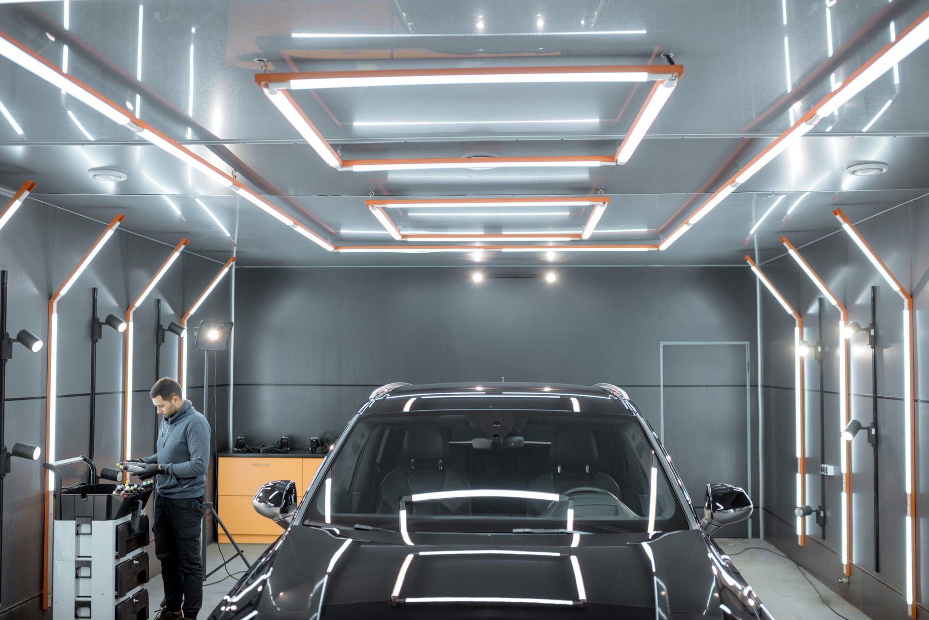 garaje moderno con techos tensados e iluminacion led