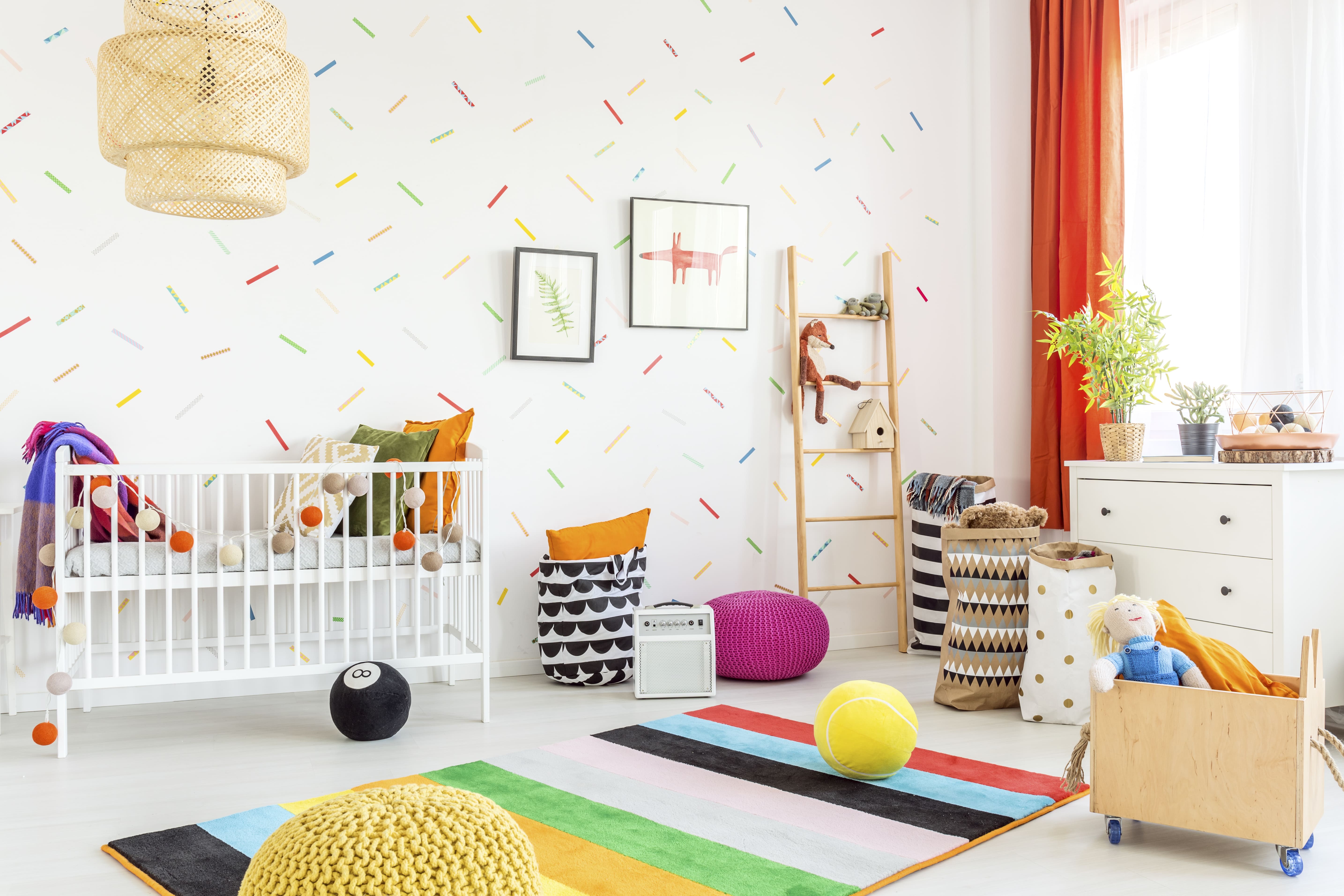 habitacion de bebe con paredes en blanco y detalles en muchos colores