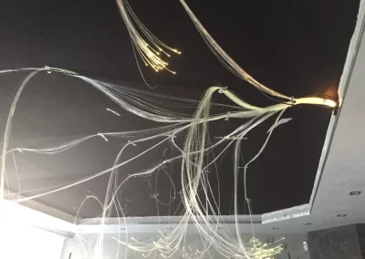 Montaje de techo estrellado con sistema de iluminación por fibra óptica