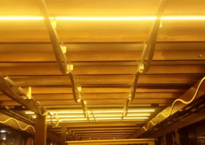 Instalación profesional de techo tensado retroiluminado con luz ambiental