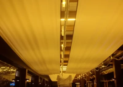 Proceso de instalación de techo tensado retroiluminado con iluminación indirecta