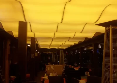 Instalación de techo tensado retroiluminado con luz indirecta moderna