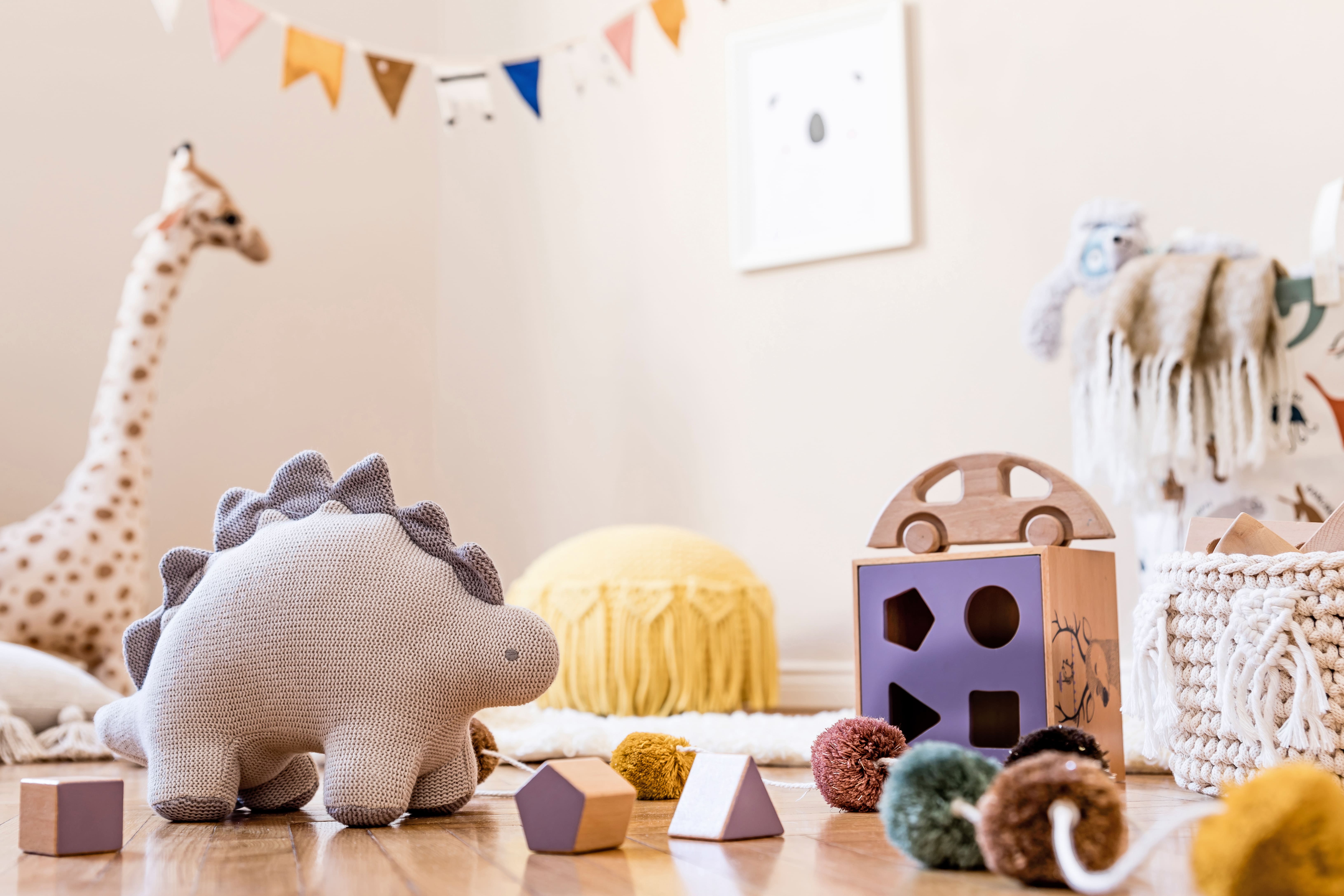 interior de una habitacion infantil con peluches en forma de dinosaurio