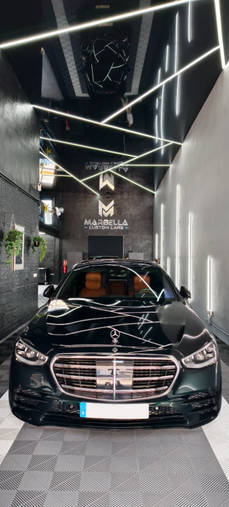Diseño de interior exclusivo para exposición de coche deportivo en Marbella