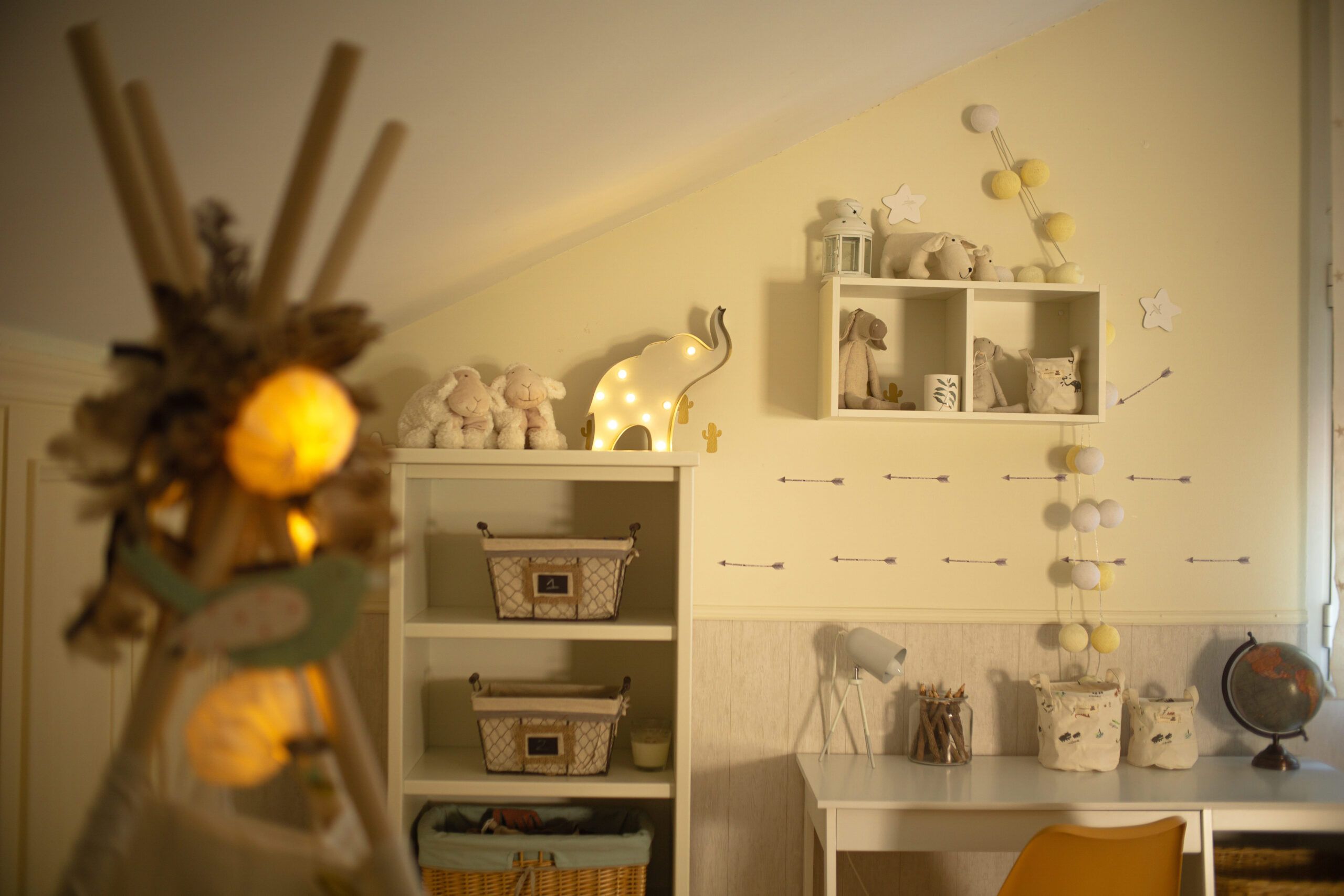 preciosa habitacion de bebe en tonos pastel y con luces