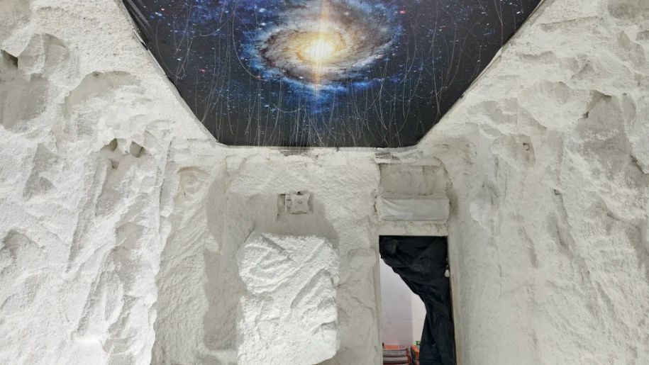 sala-haloterapia-con-paredes-de-sal Pared de cueva de sal en proceso de construcción con relieve esculpido y textura natural