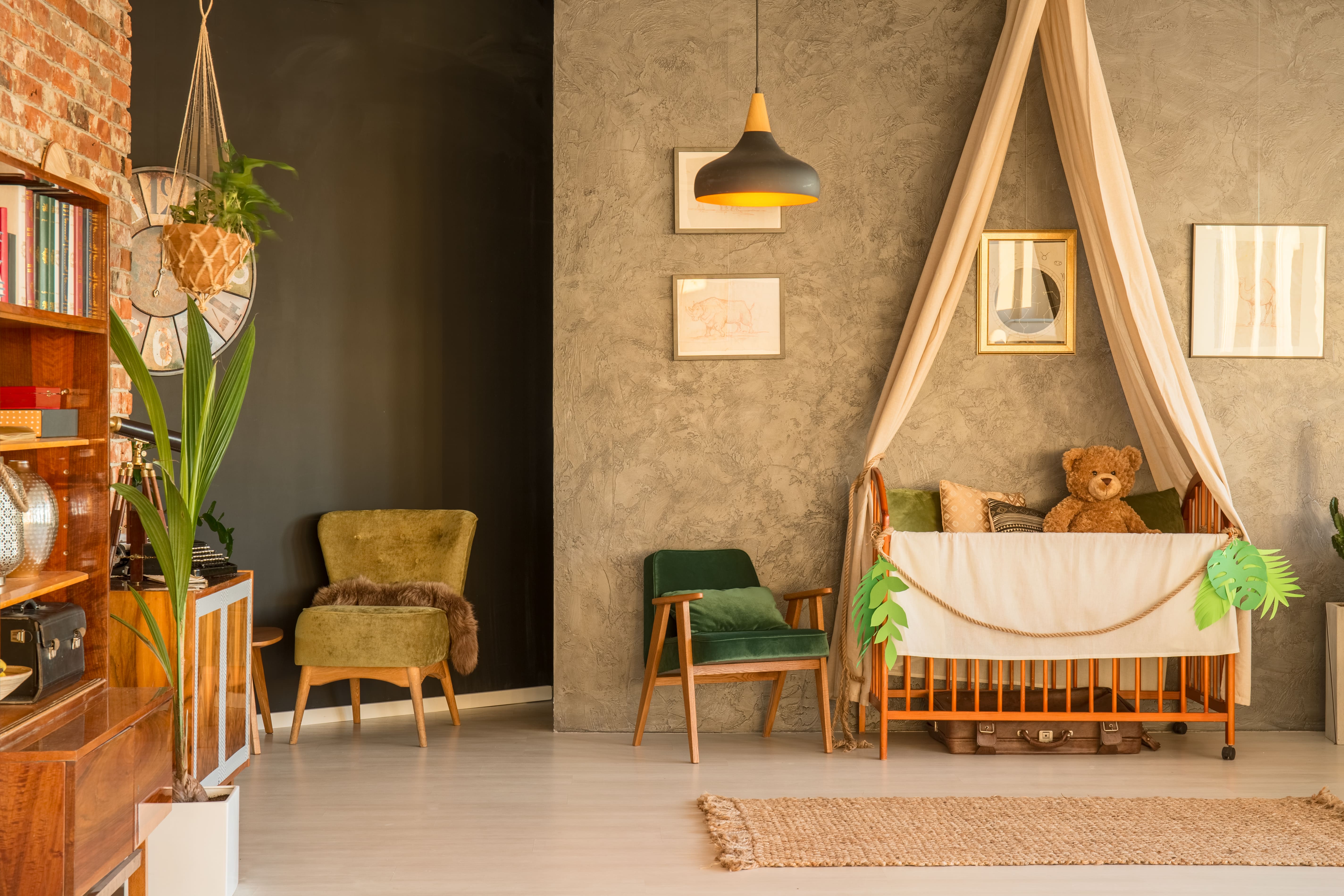 simpática habitación infantil con un osito de peluche en la cuna