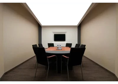 Techo tensado retroiluminado con luz indirecta para ambiente moderno y elegante